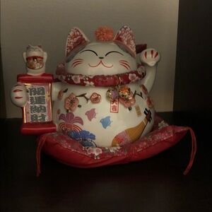 Adorable Lucky cat coins collector